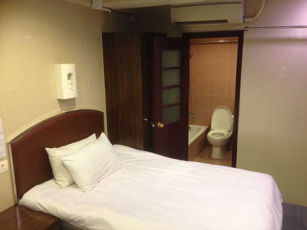 הונג קונג Kowloon Youth Village Tsim Sha Tsui 九龙青年公寓 מראה חיצוני תמונה